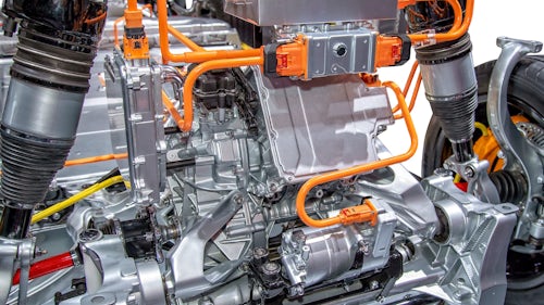 Ein Elektroantrieb auf einer Fahrwerksplattform eines Elektrofahrzeugs in einem Automobilmontagewerk